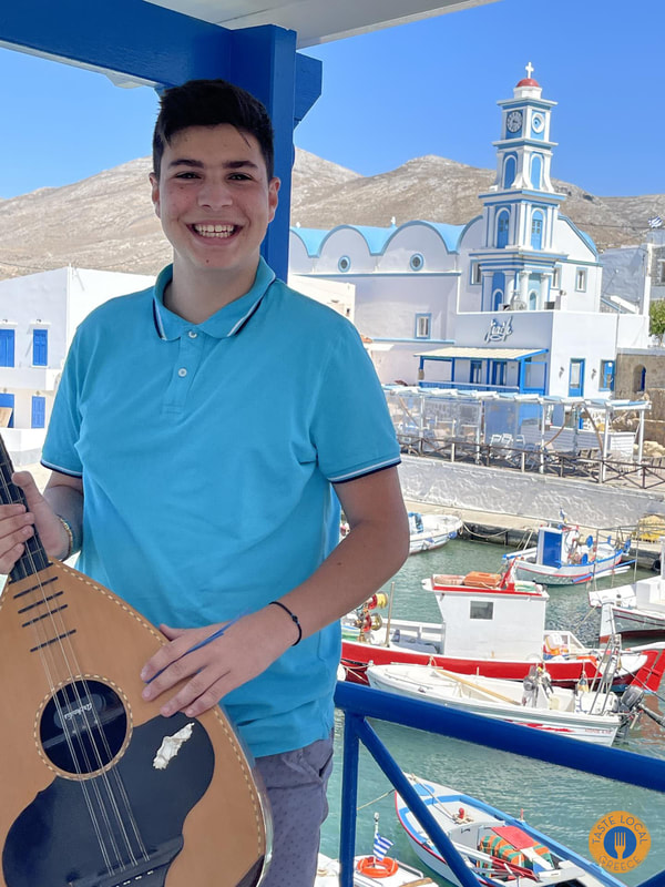 Ο Φανούρης με το λαούτο