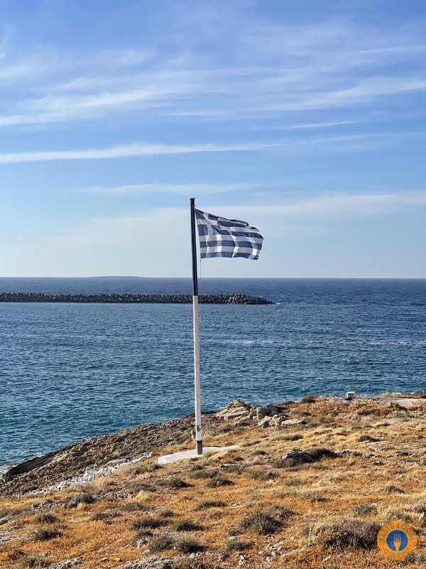Ελληνική σημαία δίπλα στην θάλασσα