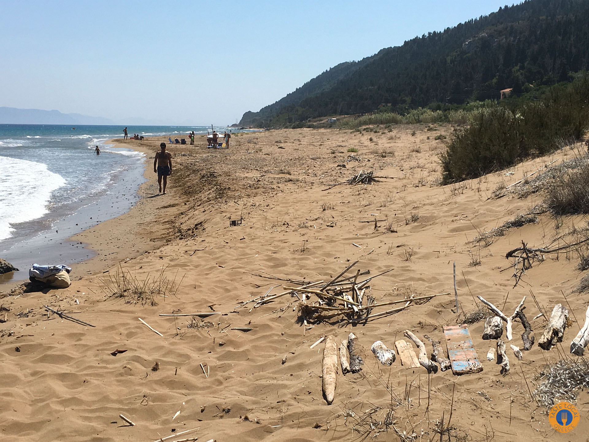Η μεγάλη αμμώδης παραλία στο Μαθράκι