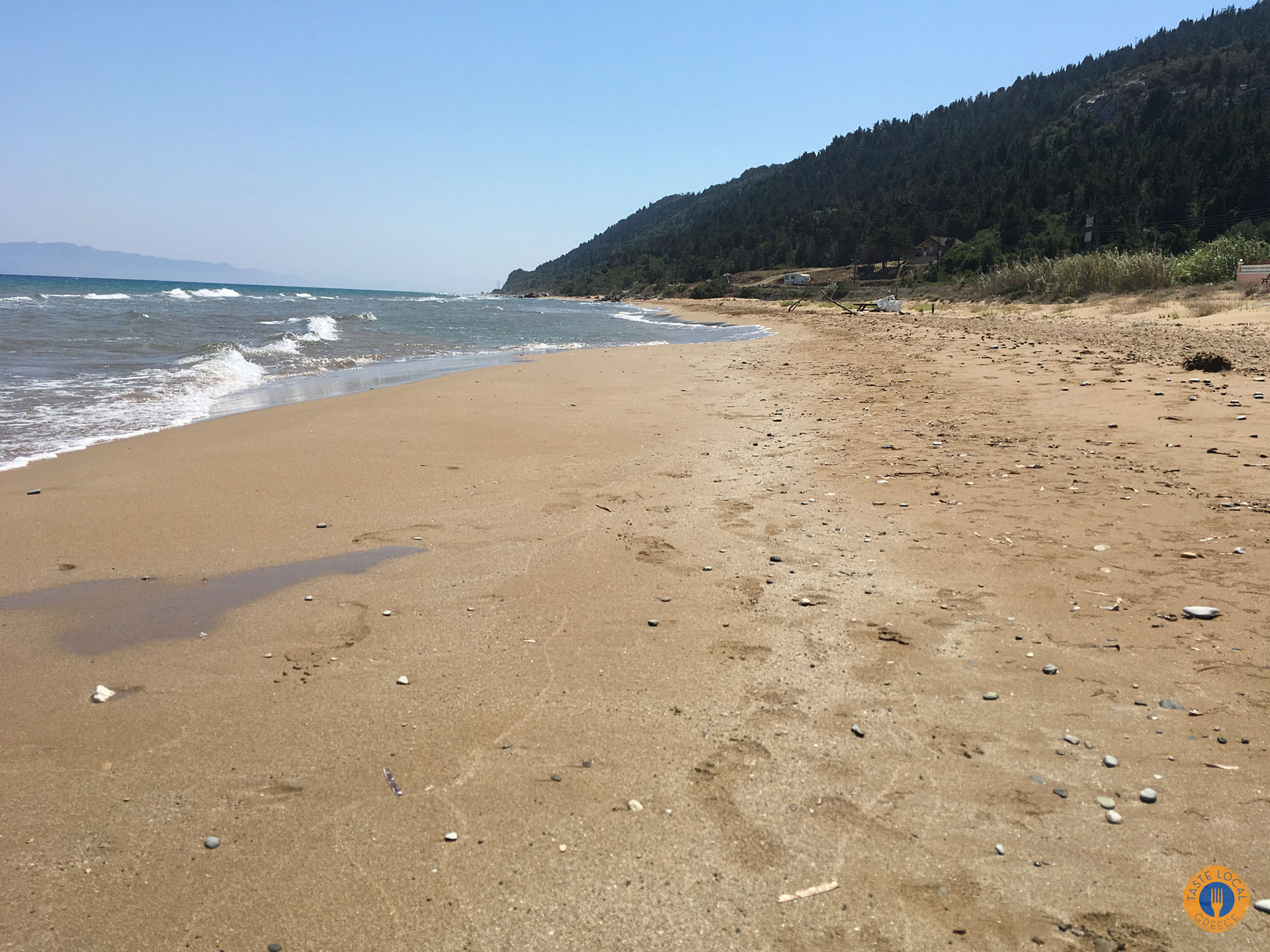 Η μεγάλη αμμώδης παραλία στο Μαθράκι