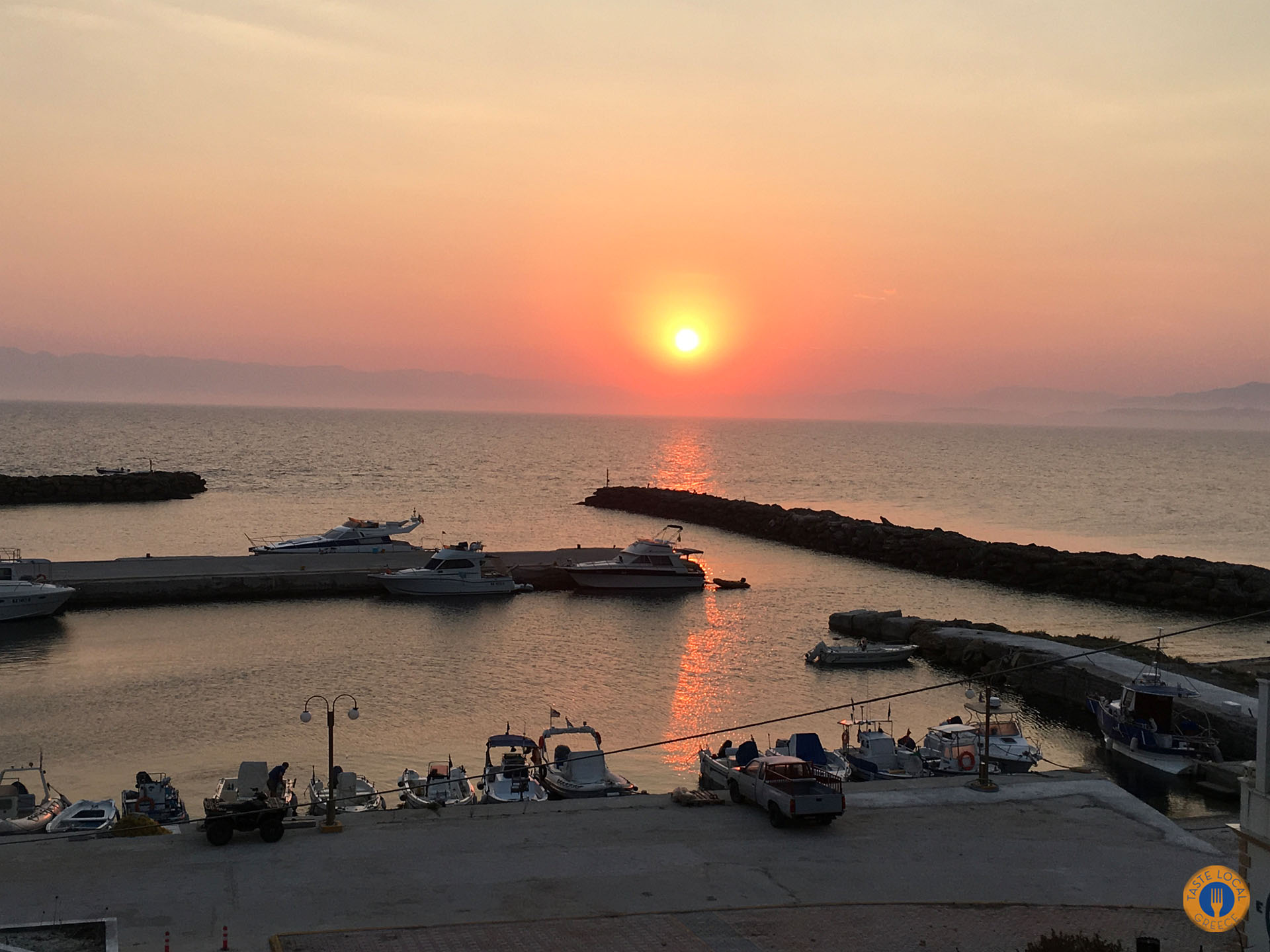 Ανατολή στο λιμάνι