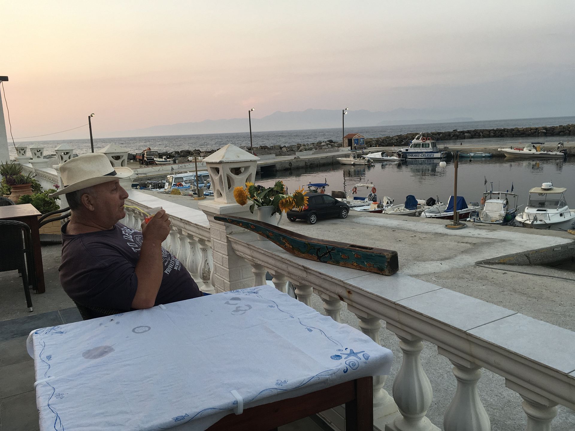 Μαθράκι το λιμάνι από την ταβέρνα