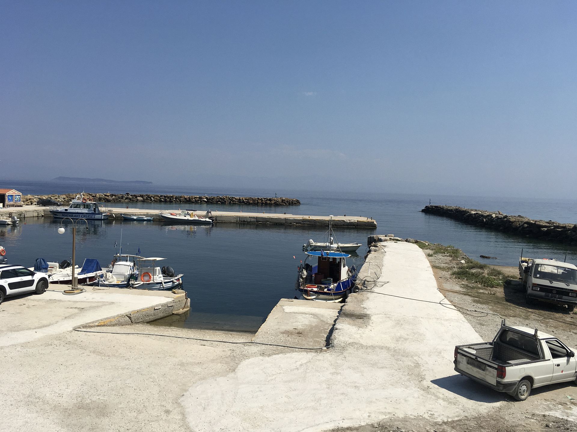 Μαθράκι το λιμάνι από την ταβέρνα
