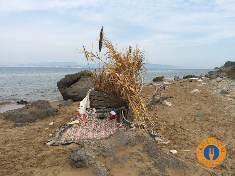 Καλύβα από ξύλα στην παραλία στο Μαθράκι