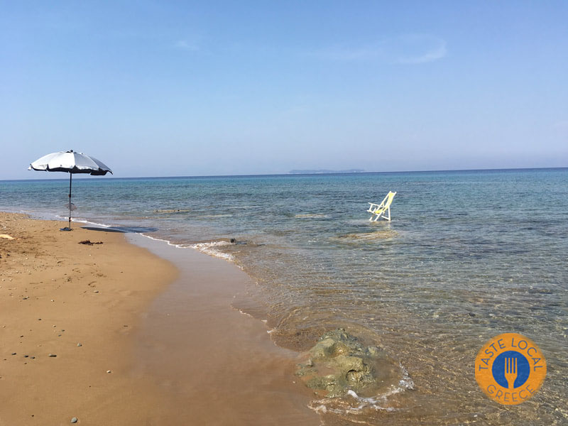 Η μεγάλη αμμώδης παραλία στο Μαθράκι