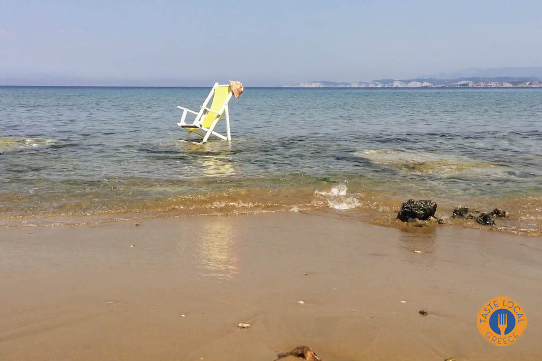 Ξαπλώστρα μέσα στην θάλασσα στην μεγάλη παραλία με την άμμο στο Μαθράκι