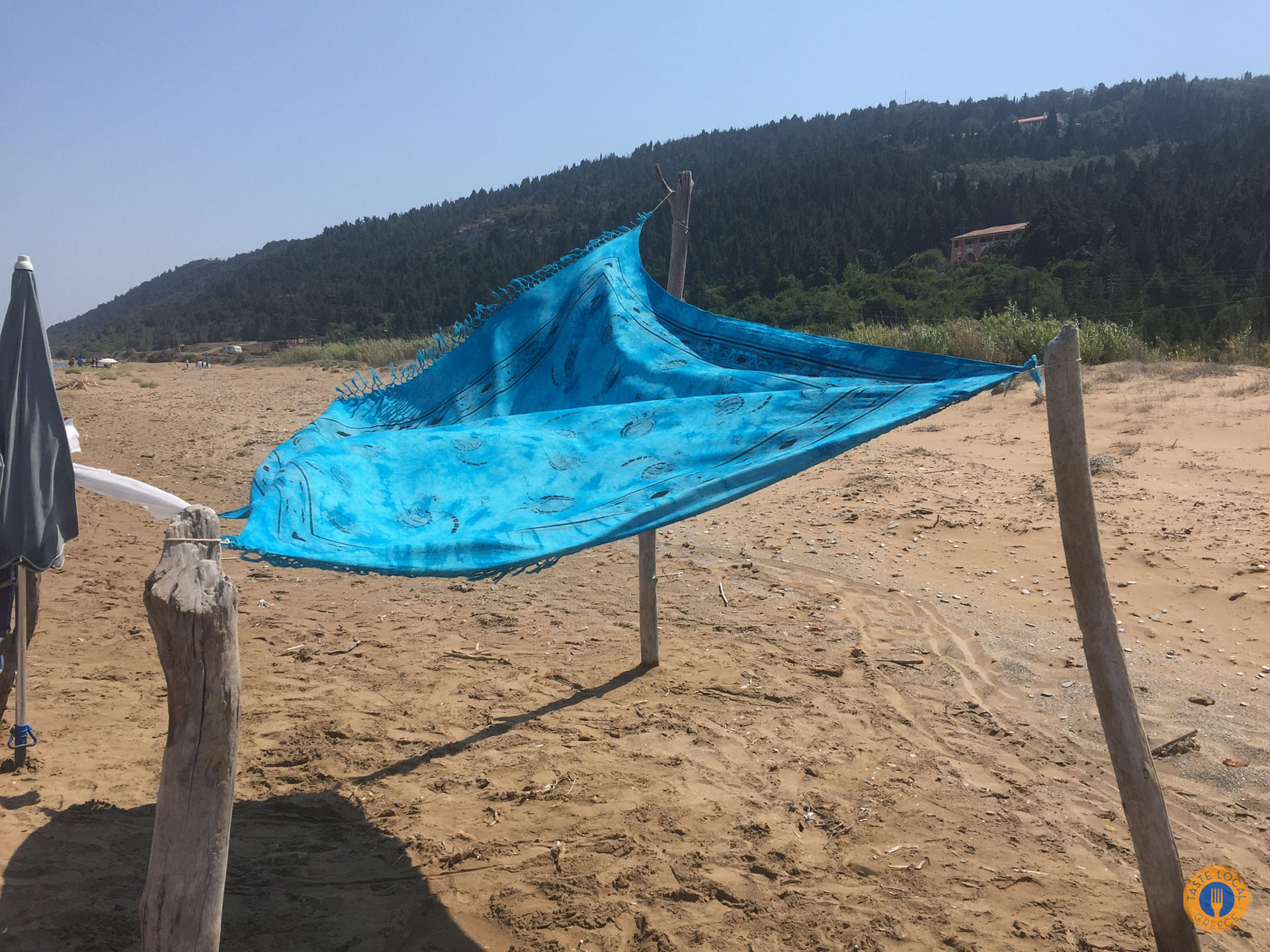 Η μεγάλη αμμώδης παραλία στο Μαθράκι με την τέντα μας
