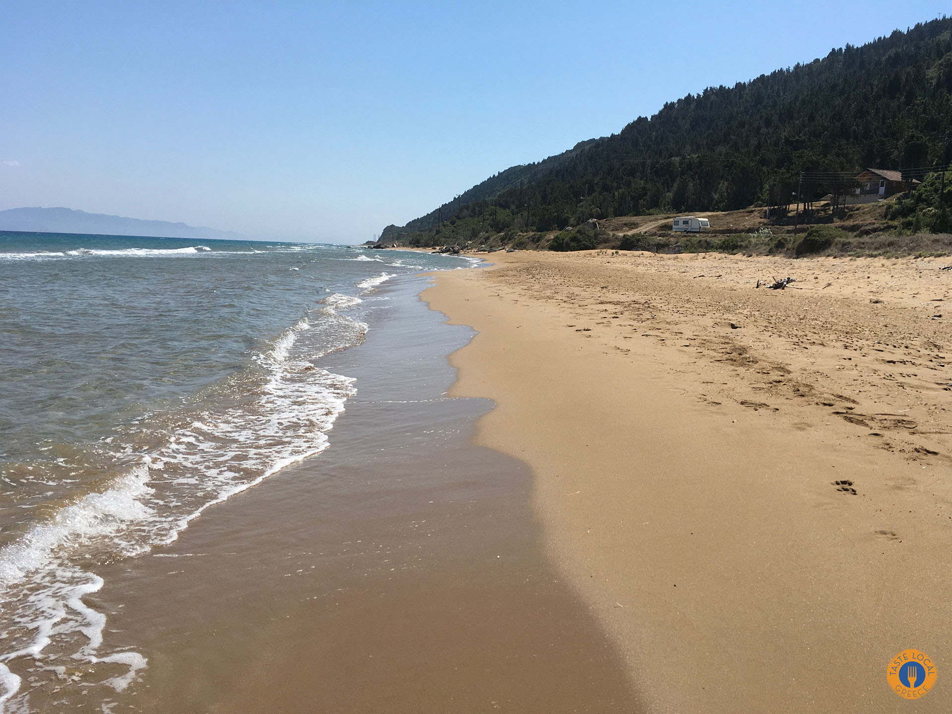 Η μεγάλη αμμώδης παραλία στο Μαθράκι