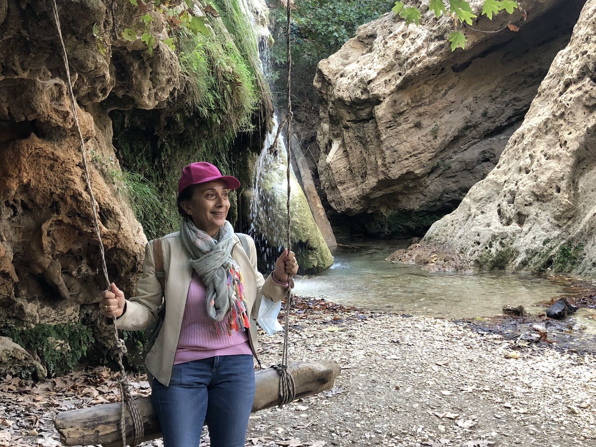 Στην κούνια δίπλα στον καταρράκτη