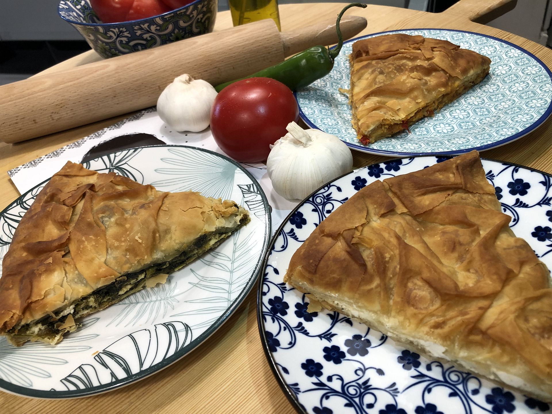 Διάφορες χειροποίητες πίτες σερβιρισμένες