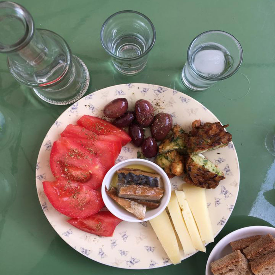 Τα ούζα και τα τσίπουρα στον παλιό νερόμυλο
