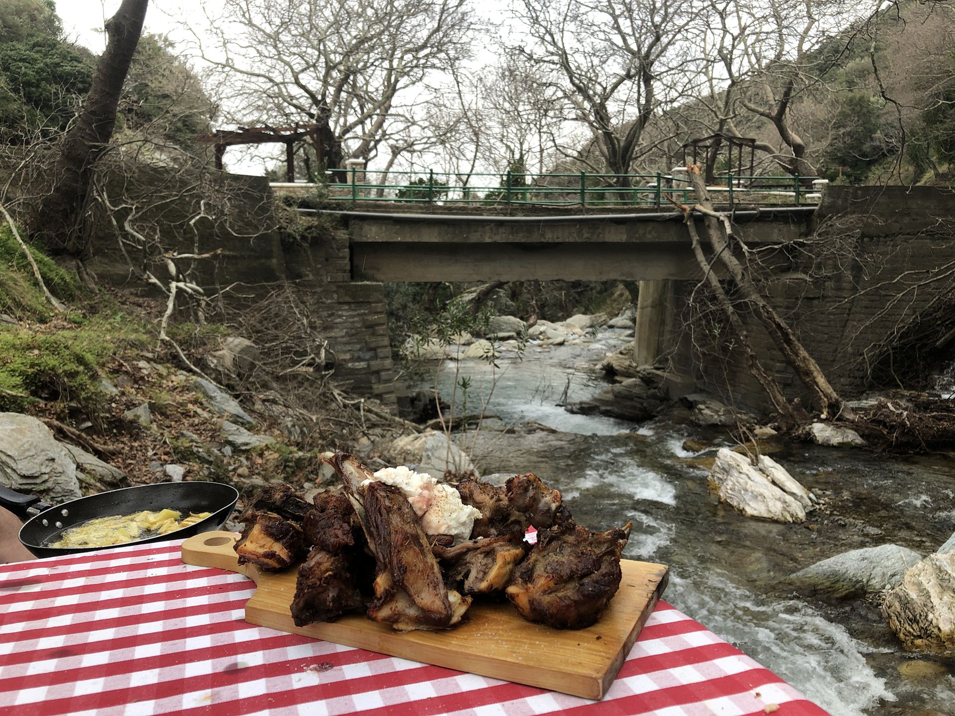 τσιγαριαστό κατσικάκι στο γεφύρι των ερωτευμένων στον Πλατανιστό