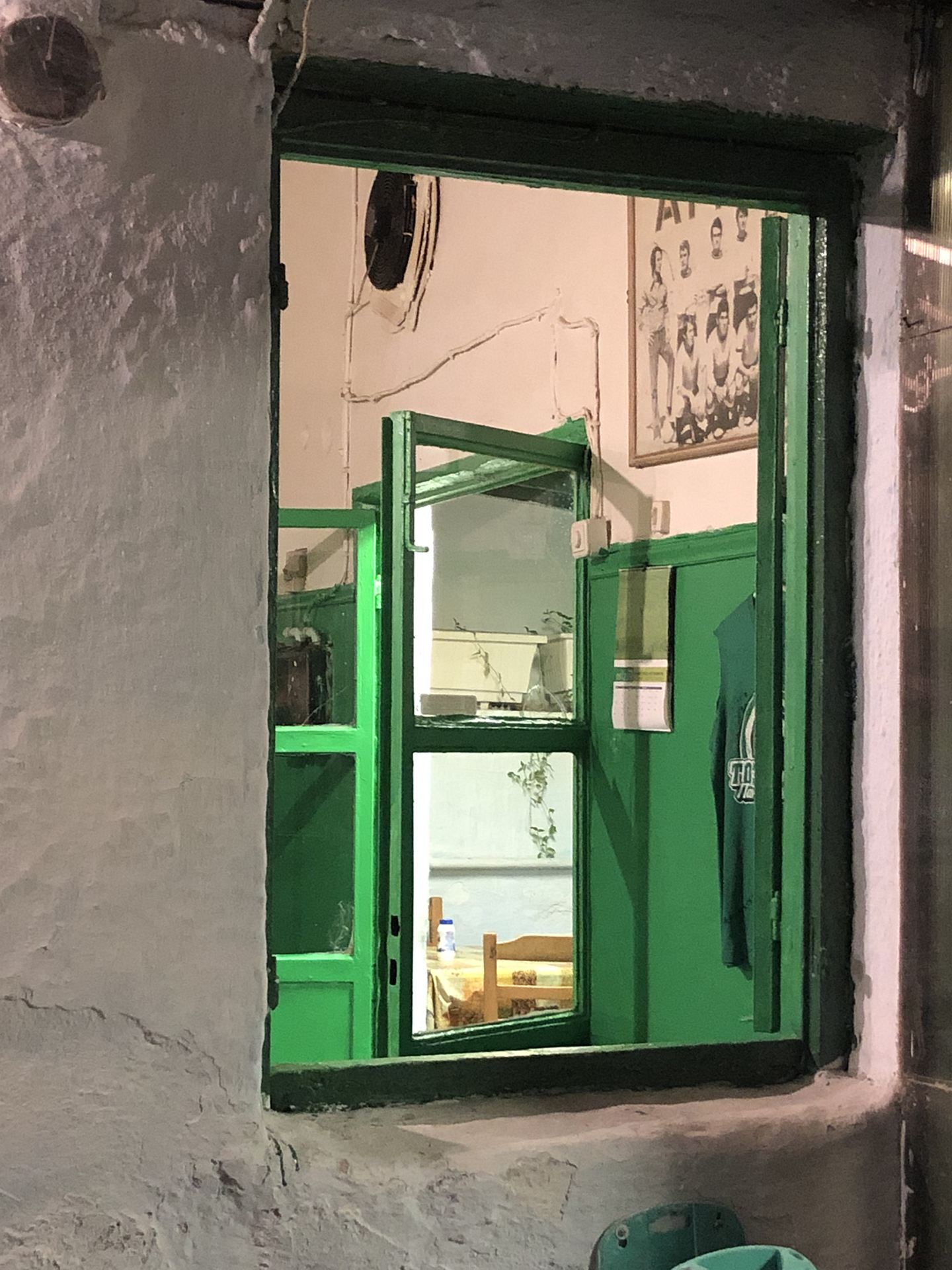 Το παράθυρο βαμμένο στα πράσινα