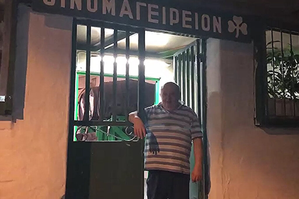 Ο κος Γιώργος από το οινομαγειρείο το τριφύλλι