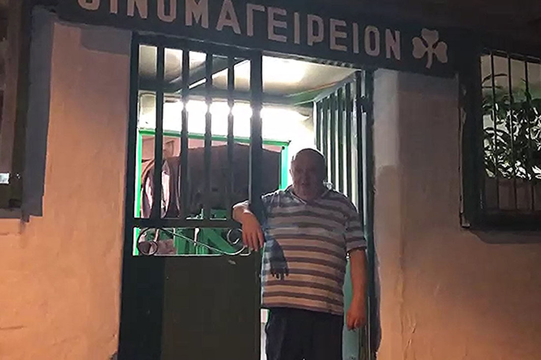 Ο κος Γιώργος από το οινομαγειρείο το τριφύλλι