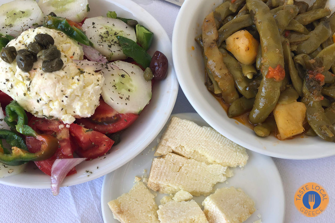 Φασολάκια πλατιά και σαλάτα
