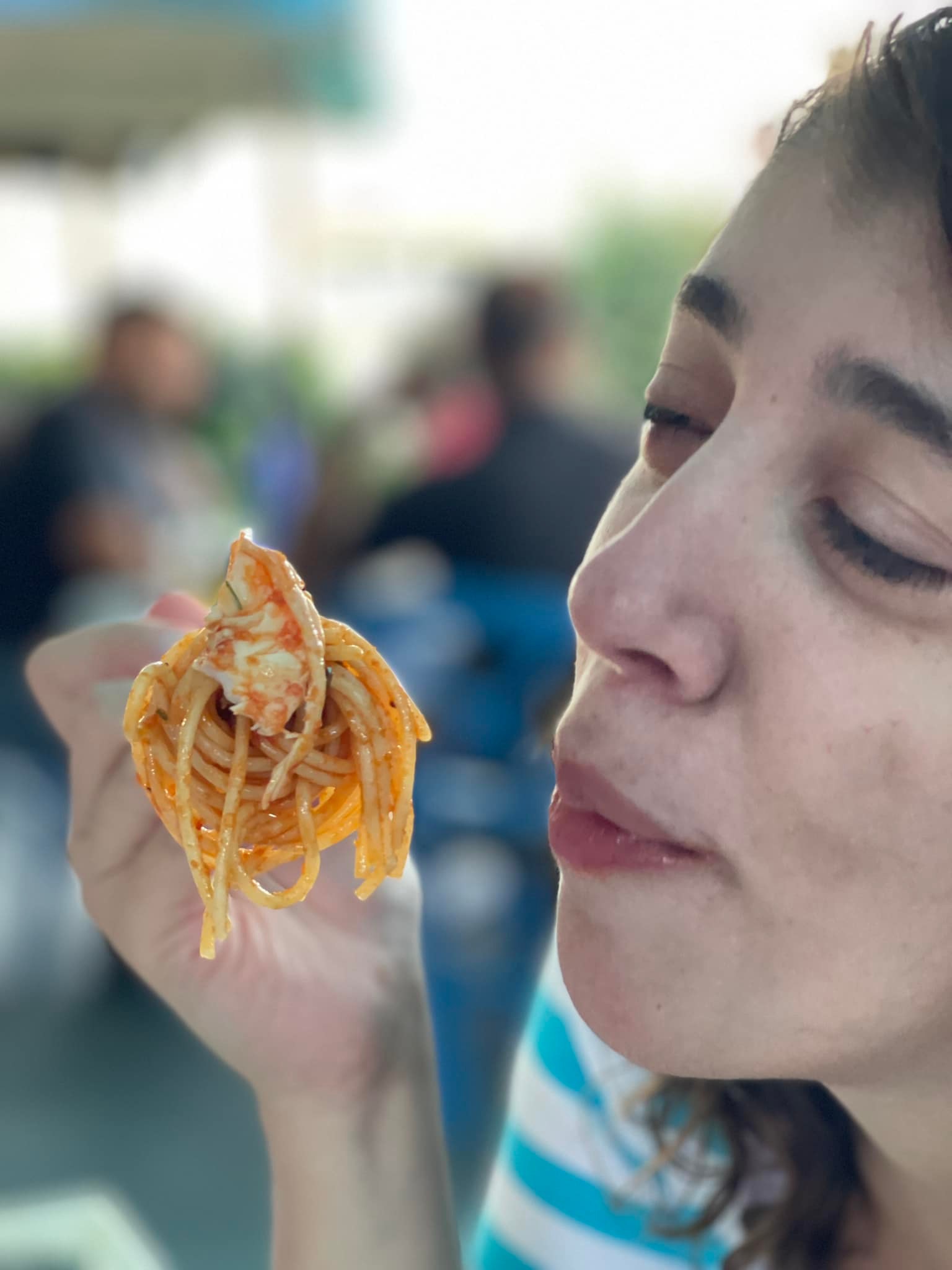 η Χριστιάνα απολαμβάνει την γαριδομακαρονάδα της