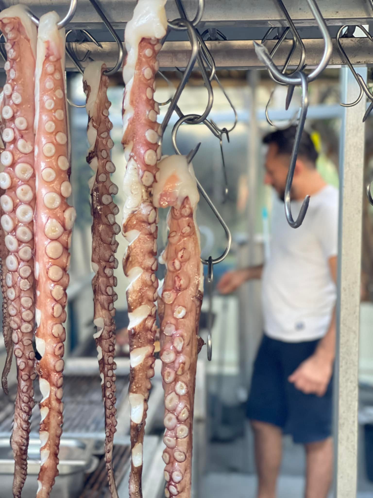Ο Γιώργος στην ψησταριά με τα χταπόδια