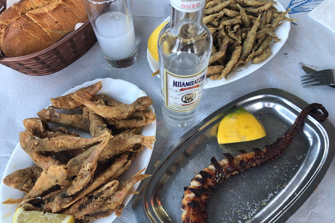 κουτσομούρες γαύρος και χταπόδι σερβιρισμένα