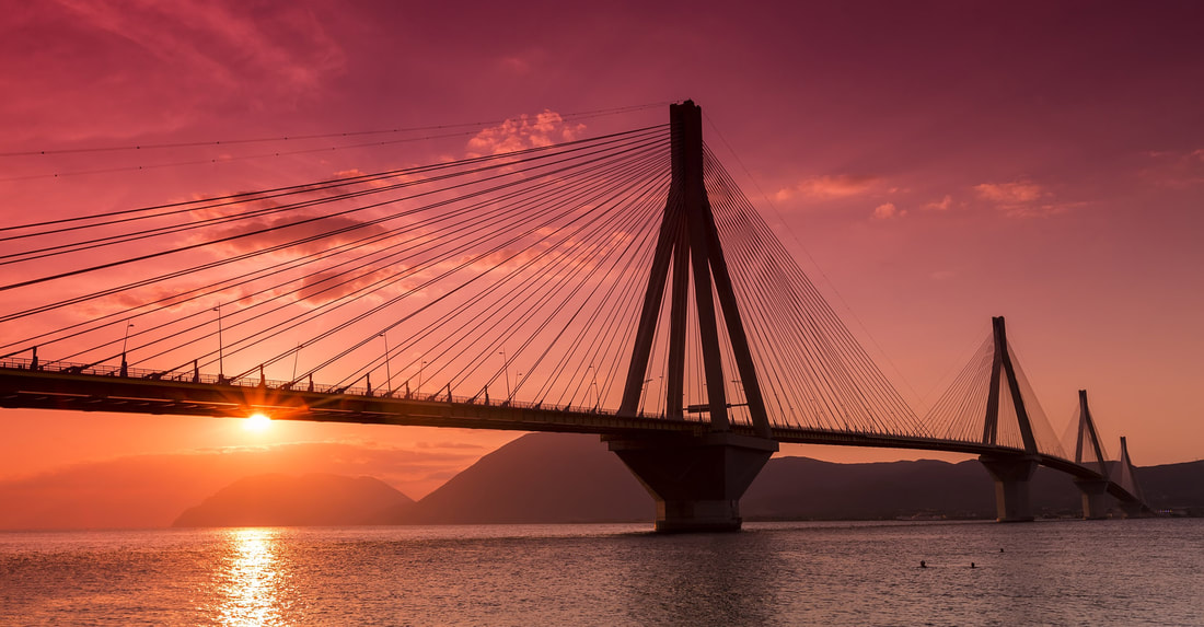 Η γέφυρα στο Ρίο Αντίρριο με ηλιοβασίλεμα