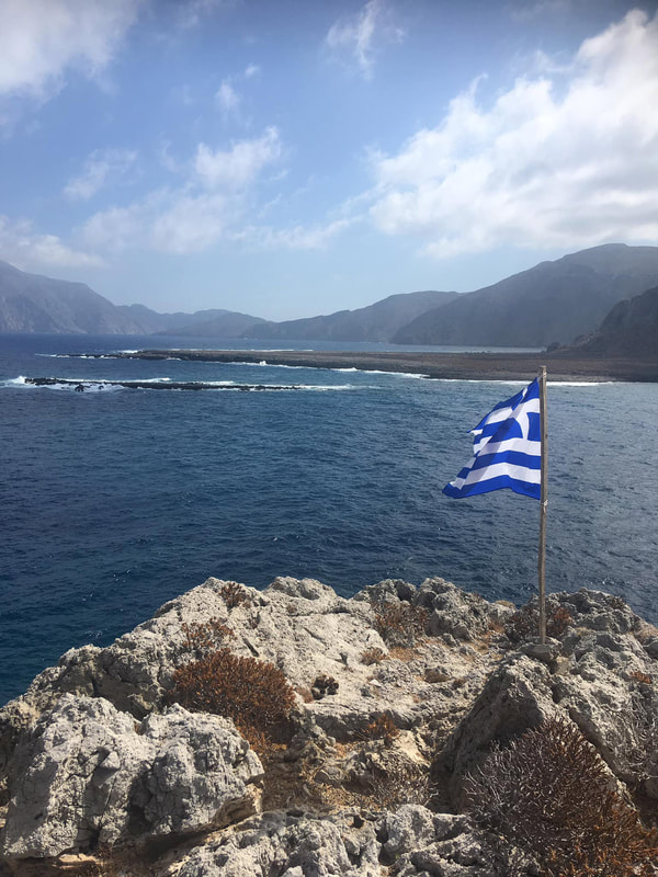 Η Ελληνική σημαία ανεμίζει στο Αιγαίο πέλαγος