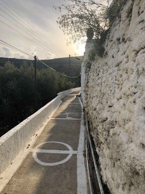 Μέσα από τα σοκάκια του χωριού που οδηγούν στο γεφύρι της αγάπης