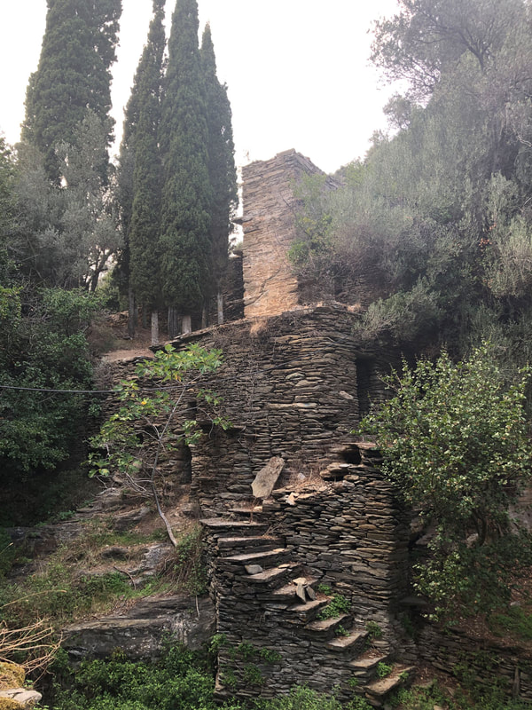 Πέτρινος πύργος μέσα στο καταπράσινο τοπίο