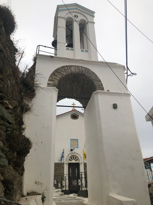 Το καφενείο με την μοναδική σκάλα από πέτρες