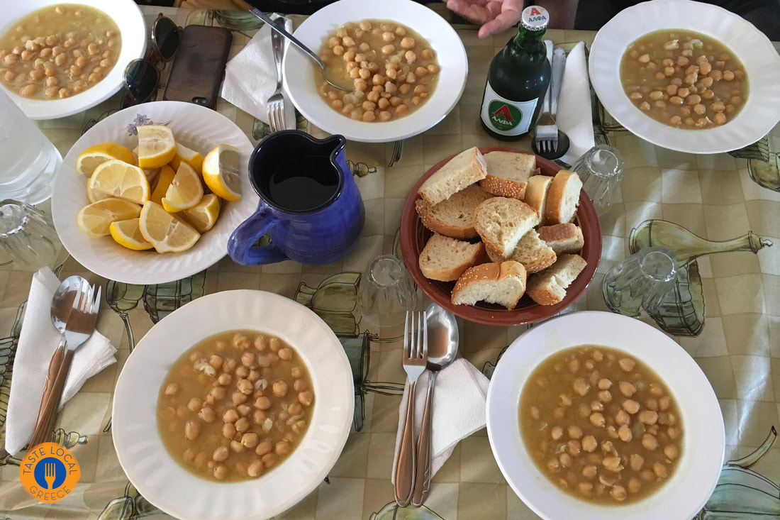παραδοσιακές ρεβυθάδες Σίφνου σερβιρισμένες