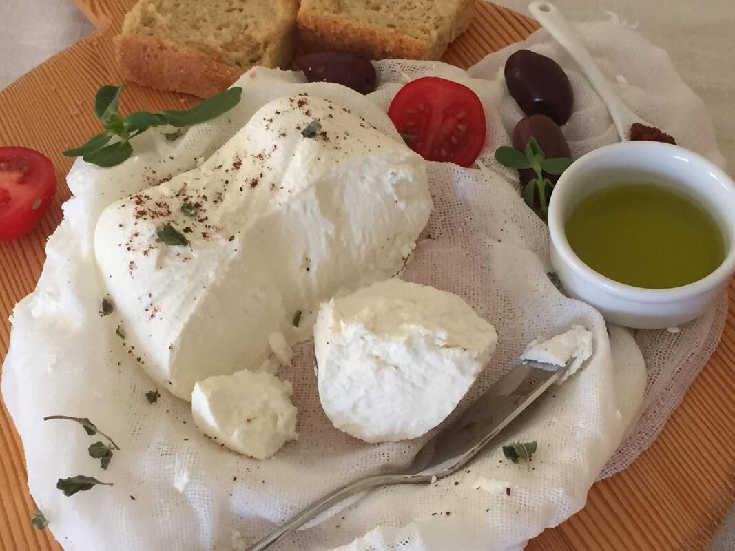 έτοιμο τυρί από γιαούρτι σερβιρισμένο