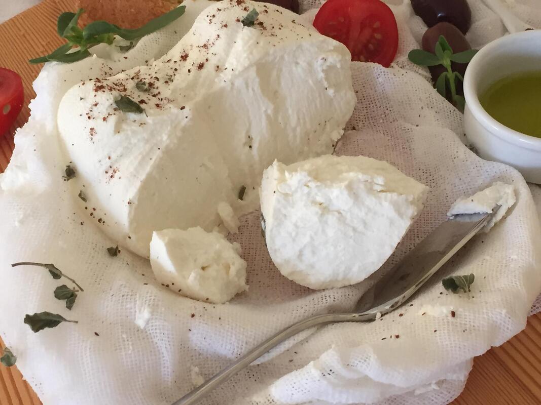 έτοιμο τυρί από γιαούρτι σερβιρισμένο