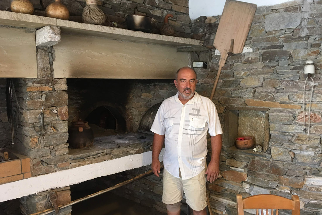 Ο Γιώργος Ναρλής εμπρός από τον φούρνο του