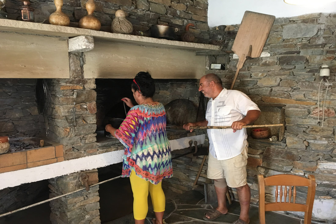 παραλαβή ρεβυθάδας από τον φούρνο του Ναρλή