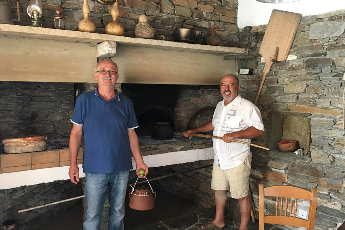 παραλαβή ρεβυθάδας από τον φούρνο του Ναρλή