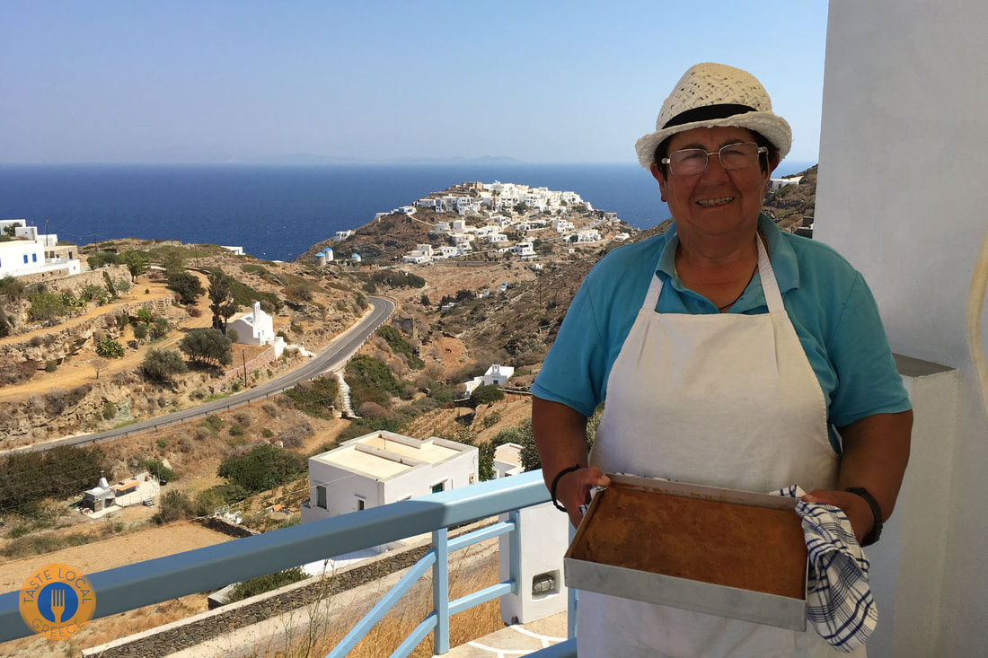 Η Μαρώ με την μελόπιτα και στο βάθος το Κάστρο