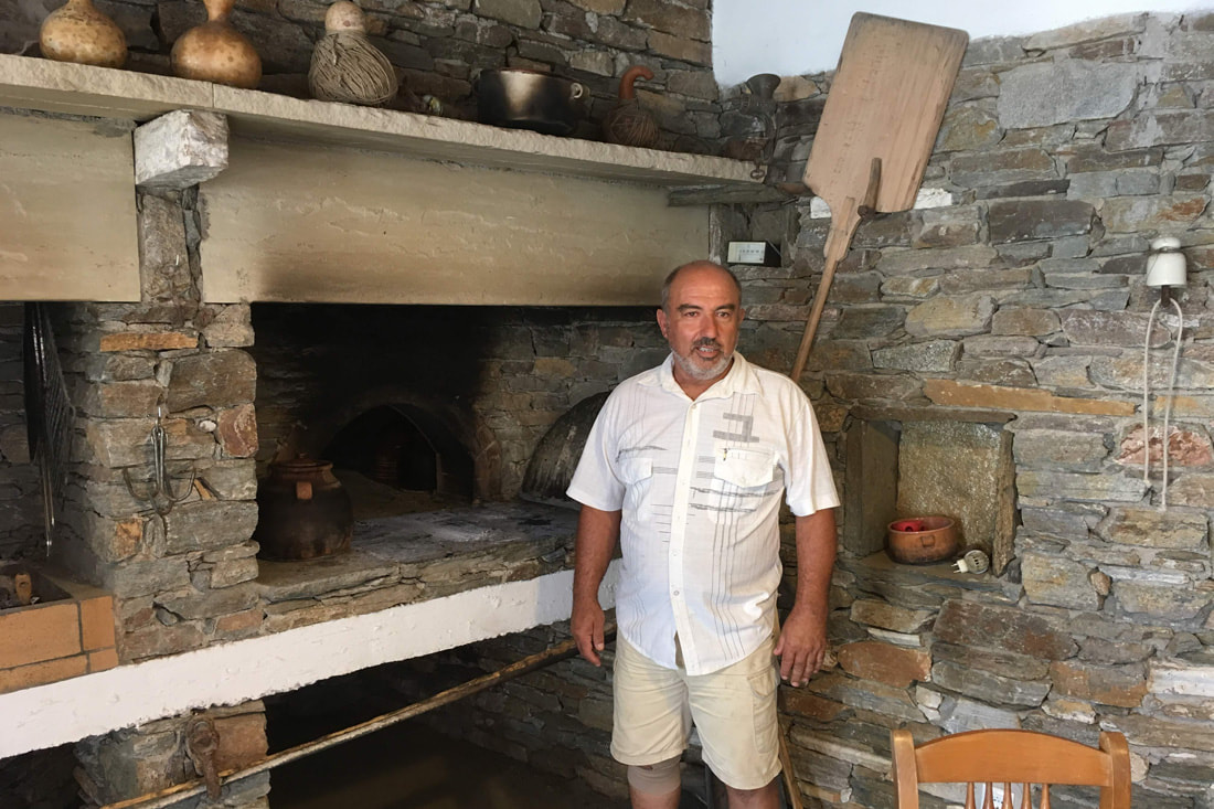 Ο Γιώργος Ναρλής εμπρός από τον φούρνο του