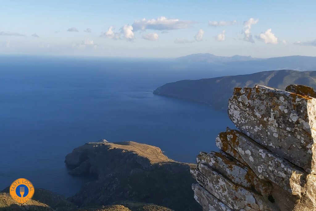 Η θέα από το κάστρο της Φανερωμένης στον Κόχυλο στην Άνδρο
