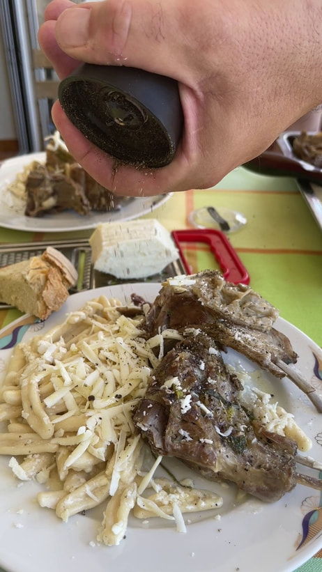 σύζουμα μακαρόνια σερβιρισμένα στον ζωμό του κρέατος με μπόλικο ξερό ανθότυρο και φρεσκοτριμμένο πιπέρι