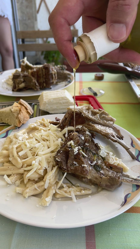 σύζουμα μακαρόνια σερβιρισμένα στον ζωμό του κρέατος με μπόλικο ξερό ανθότυρο και φρέσκο εξτρά παρθένο ελαιόλαδο