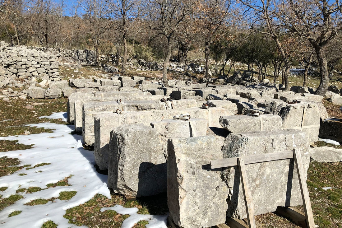 Πεσμένα τμήματα του ναού περιμένουν την αποκαταστασή τους