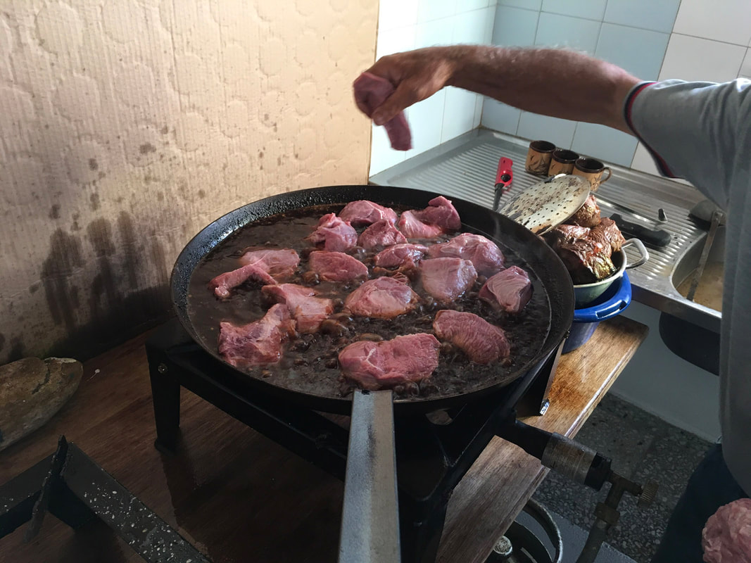 θωρακίζοντας το κρέας στο τηγάνι