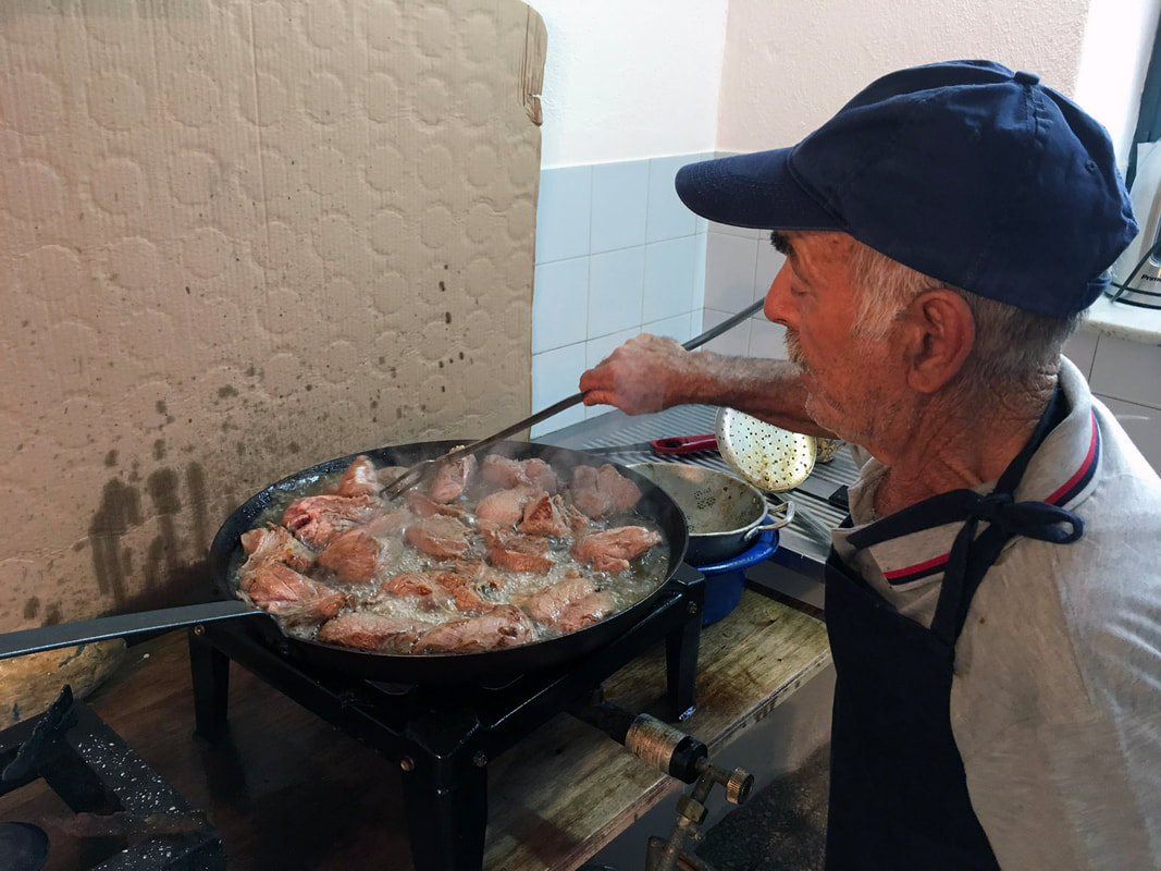 θωρακίζοντας το κρέας στο τηγάνι