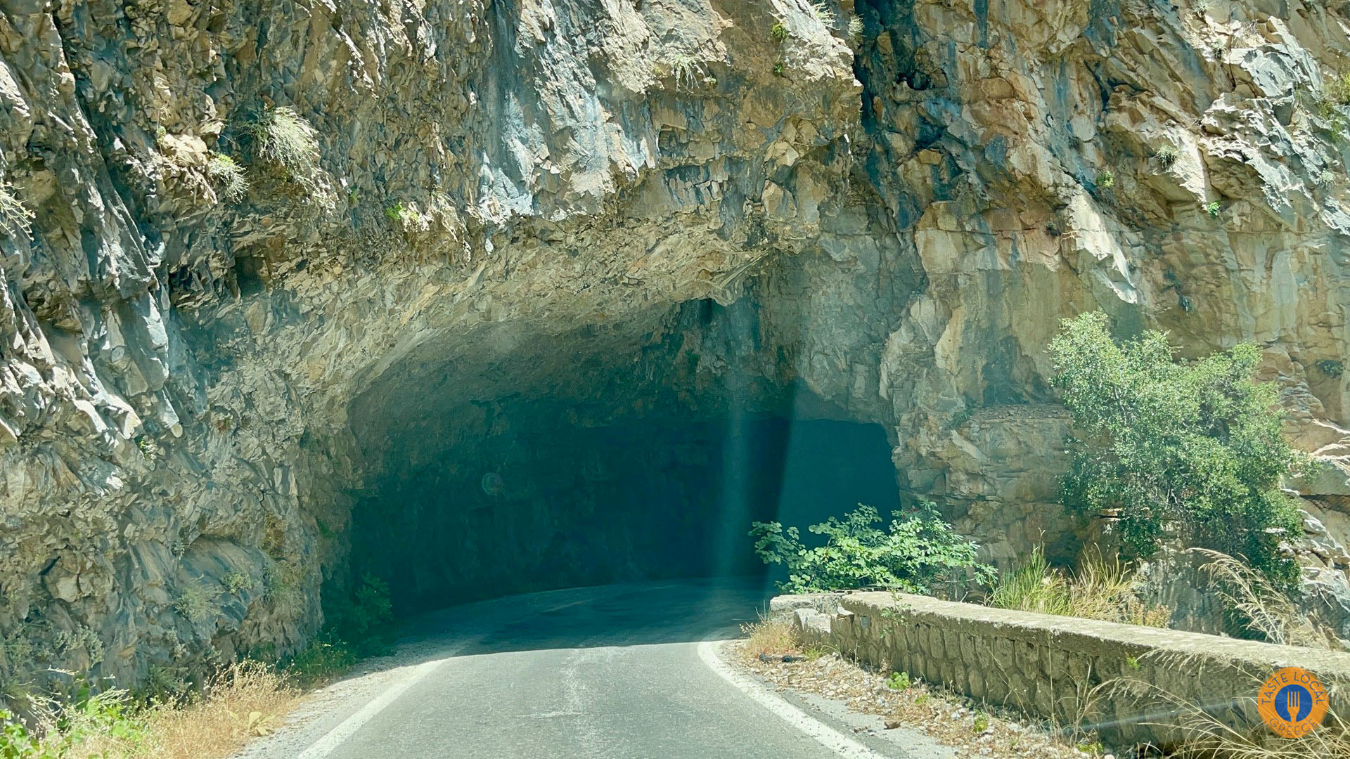 Πέρασμα μέσα από τα βράχια την καρδιά του Ταΰγετου