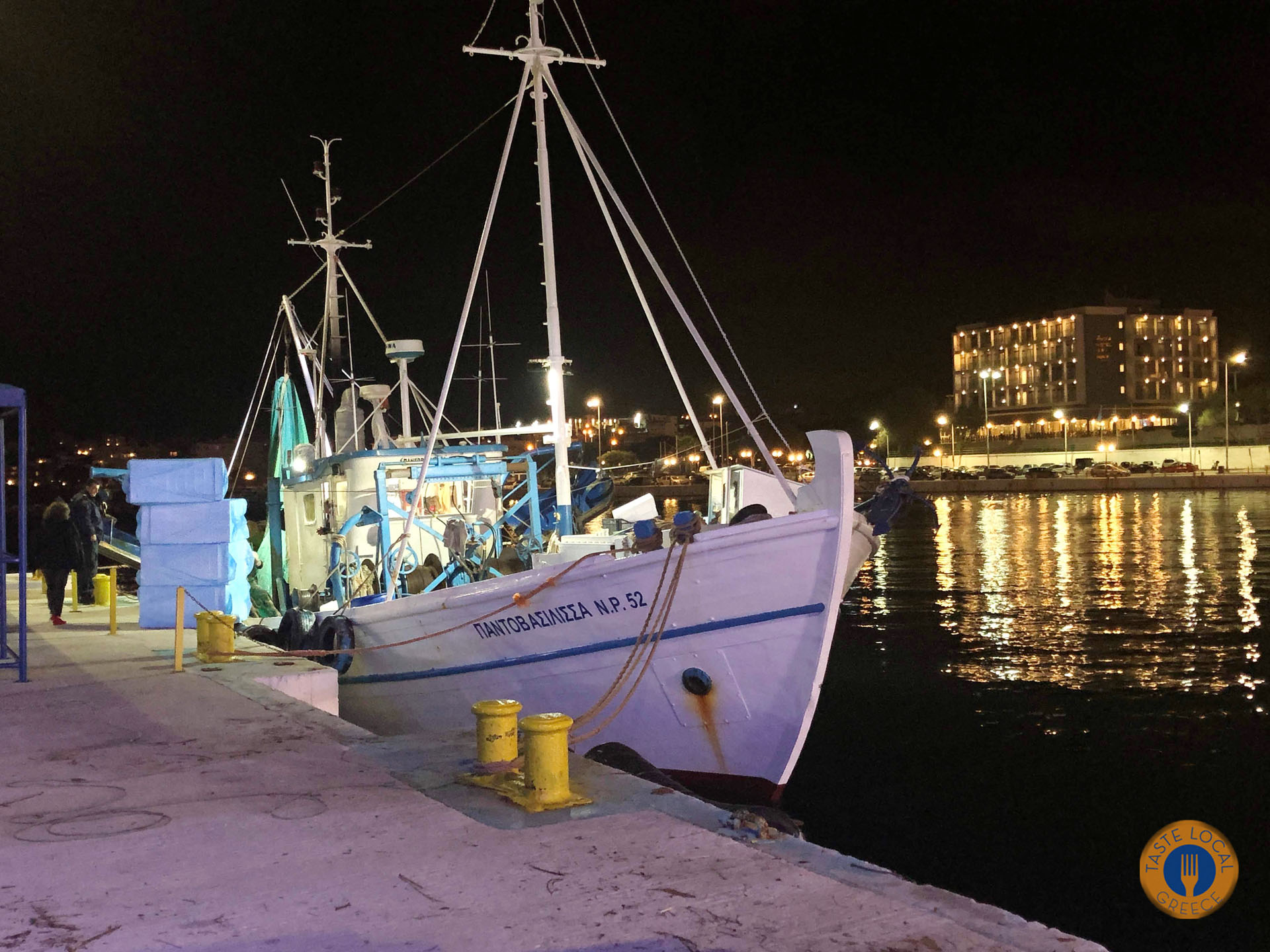 οι τράτες δεμένες απέναντι από το ουζερί Παλιά Ραφήνα