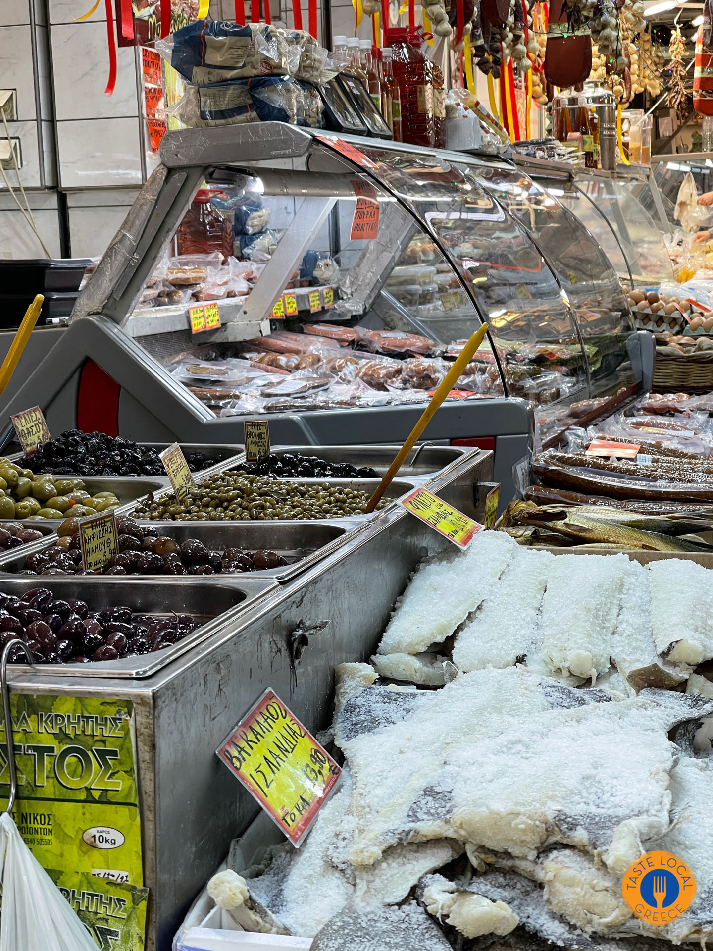 μπακαλιάροι παστοί στην μυστική σκεπαστή αγορά της Καλλιθέας