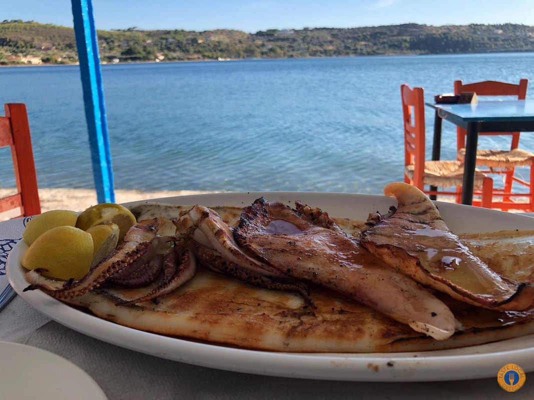 Καλαμάρι ψητό Στην ταβέρνα επάνω στην Λίμνη