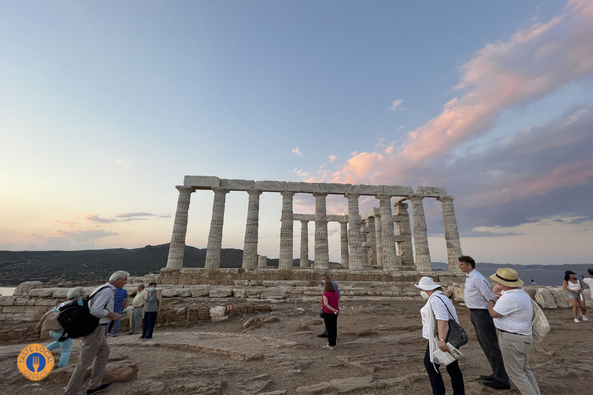 Ο ναός του Ποσειδώνα κατασκευάστηκε από μάρμαρο της Αγριλέζας Λαυρίου, 4 χλμ. βόρεια από το ακρωτήριο του Σουνίου, όπου σώζονται σε καλή κατάσταση τόσα τα λατομεία, από τα οποία εξορύχθηκε το μάρμαρο για την οικοδόμηση του ναού, όσο και η αρχαία οδός μεταφοράς τους προς το ακρωτήριο του Σουνίου.
Ο αρχαίος οικισμός του Σουνίου ήταν παράλιος συνοικισμός του δυτικού όρμου, ο δε κάτοικος «Σουνιεύς» ανήκε στην αρχή στην Λεοντίδα φυλή και αργότερα από το 200 π.Χ στην Ατταλίδα φυλή. Κατά το 265 π.Χ. ο Πάτροκλος, ναύαρχος του Πτολεμαίου Λυγίδου έκτισε στην απέναντι νησίδα, σημερινή Πάτροκλος, επίσης ισχυρό φρούριο με την φρουρά του οποίου κατάφερε ο Αντίγονος Γονατάς να καταλάβει το Σούνιο το 260 π.Χ. το οποίο αποδόθηκε αργότερα και πάλι στους Αθηναίους από τον Άρατο το 229 π.Χ.