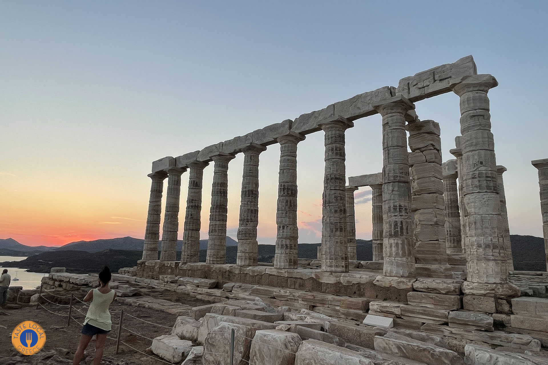 Ο ναός του Ποσειδώνα κατασκευάστηκε από μάρμαρο της Αγριλέζας Λαυρίου, 4 χλμ. βόρεια από το ακρωτήριο του Σουνίου, όπου σώζονται σε καλή κατάσταση τόσα τα λατομεία, από τα οποία εξορύχθηκε το μάρμαρο για την οικοδόμηση του ναού, όσο και η αρχαία οδός μεταφοράς τους προς το ακρωτήριο του Σουνίου.
Ο αρχαίος οικισμός του Σουνίου ήταν παράλιος συνοικισμός του δυτικού όρμου, ο δε κάτοικος «Σουνιεύς» ανήκε στην αρχή στην Λεοντίδα φυλή και αργότερα από το 200 π.Χ στην Ατταλίδα φυλή. Κατά το 265 π.Χ. ο Πάτροκλος, ναύαρχος του Πτολεμαίου Λυγίδου έκτισε στην απέναντι νησίδα, σημερινή Πάτροκλος, επίσης ισχυρό φρούριο με την φρουρά του οποίου κατάφερε ο Αντίγονος Γονατάς να καταλάβει το Σούνιο το 260 π.Χ. το οποίο αποδόθηκε αργότερα και πάλι στους Αθηναίους από τον Άρατο το 229 π.Χ.