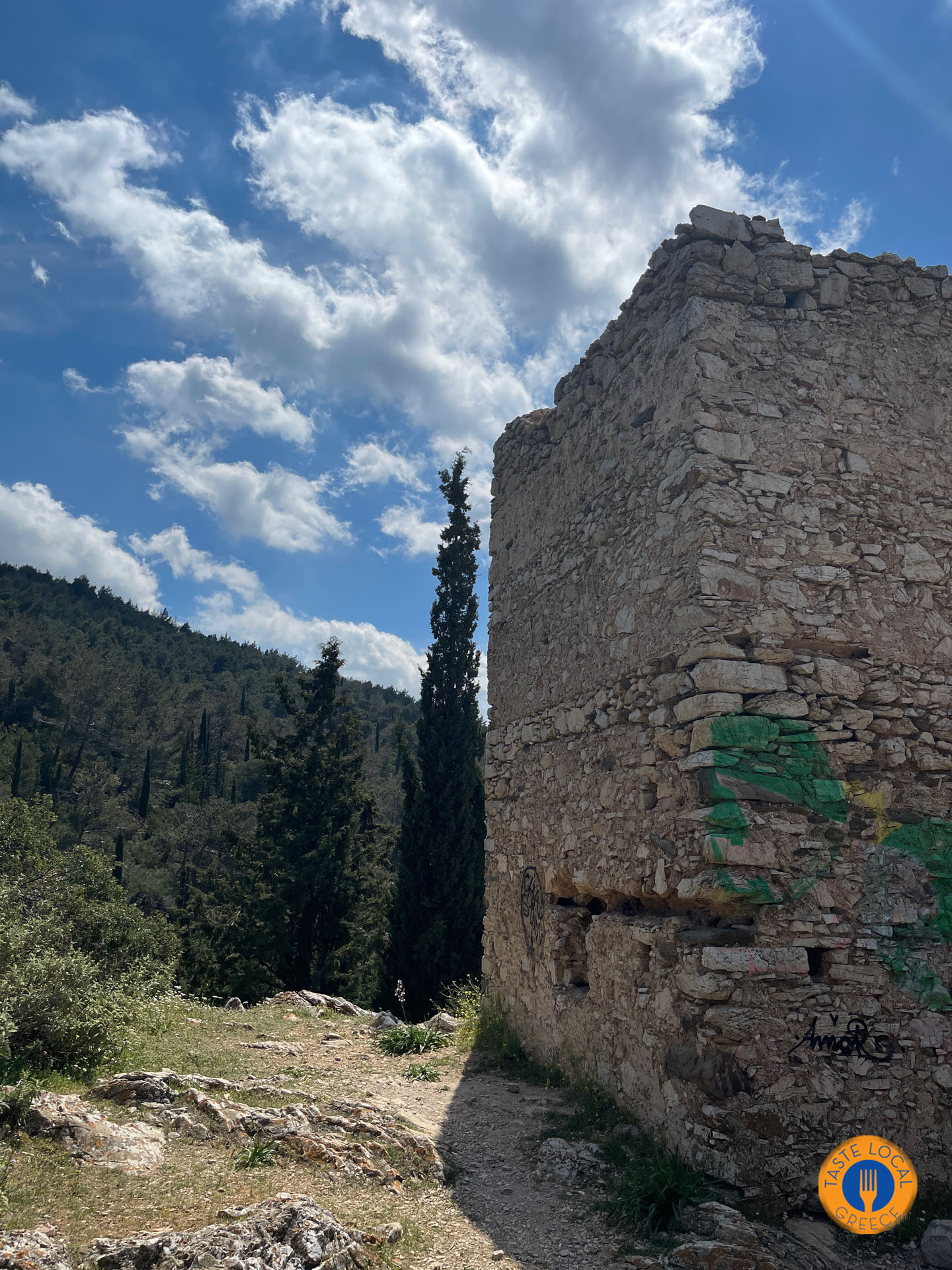 Ο πύργος Κούλα στον Υμηττό το βουνό των Αθηναίων