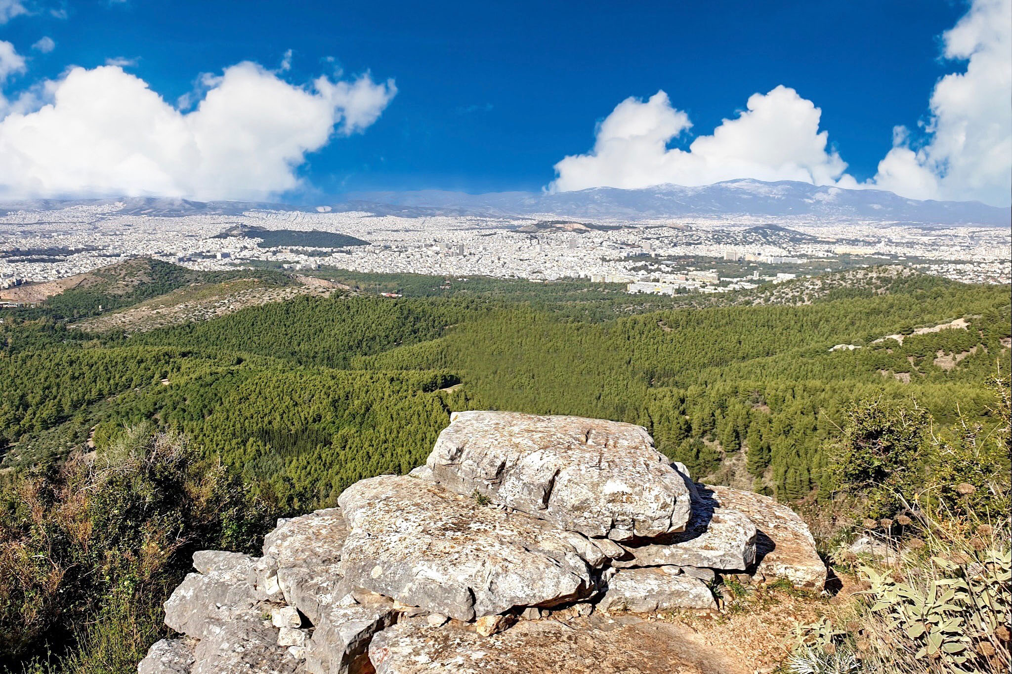 Άποψη της Αθήνας από τον Υμηττό το οικογενειακό βουνό των Αθηναίων